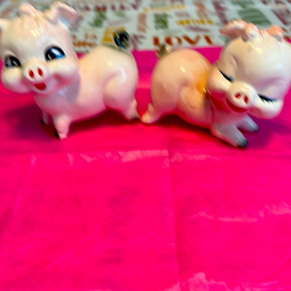 VINTAGE Piggy Pink🐷 Salt and Pepper shakers